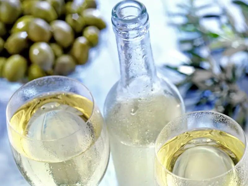 Auf unserer Reise nach Galicien in Spanien verkosten wir lokalen Weißwein und Oliven.