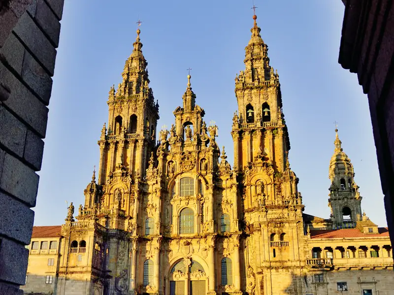 Unsere Studienreise durch Galicien beginnt in Santiago de Compostela (UNESCO-Welterbe), dem Ziel des Jakobsweges. Wer mag, besucht die Pilgermesse und erlebt mit etwas Glück, wie das tonnenschwere Weihrauchfass durch das Kirchenschiff saust.