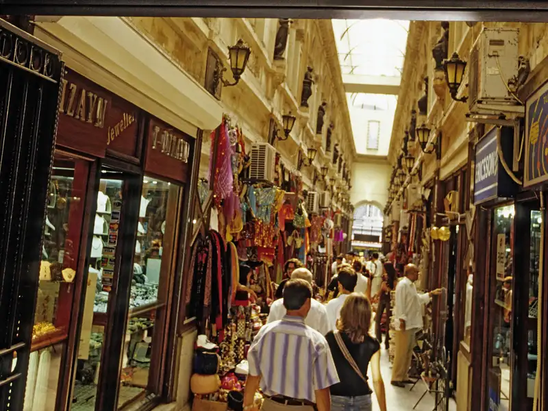 Ein typischer türkischer Basar, in Hamalbasi Caddesi, den wir auf unserer Rundreise mit Studiosus durch Istanbul besuchen.
