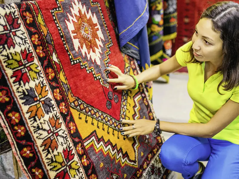Auf unserer Rundreise mit Studiosus besuchen wir einen lokalen Markt in Istanbul, und können viel verschiedenes Kunsthandwerk bewundern.