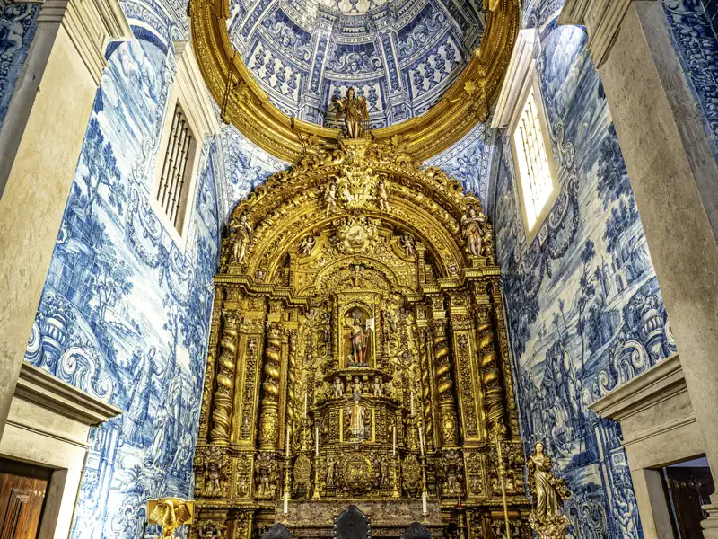 Auf unserer Gruppenreise mit Studiosus besuchen wir die Igreja de São Lourenço de Almancil (Kirche des Heiligen Laurentius) ist ein barockes Meisterwerk im Herzen der Algarve, Portugal.