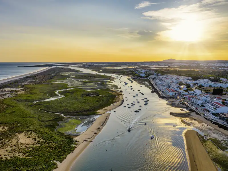 Auf unserer Gruppenreise mit Studiosus genießen wir den Ausblick auf die Lagunenlandschaft Ria Formosa an der Algarve bei Sonnenuntergang.