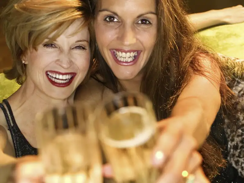 Auf unserer Silvesterreise stoßen wir gemeinsam als Gruppe auf das neue Jahr an und verbringen einen harmonischen Abend miteinander