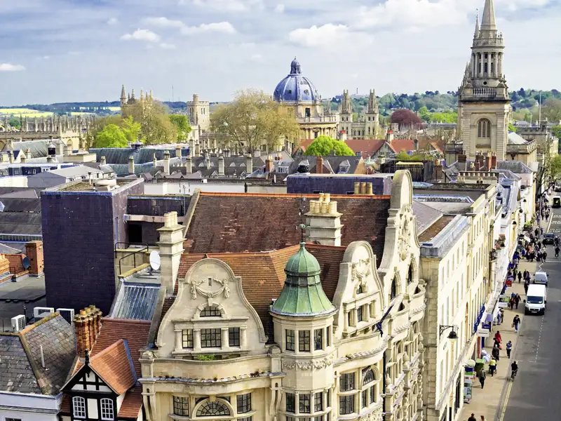 Auf unserer Gruppenreise mit Studiosus genießen wir den Blick von oben auf die Dächer der historischen Universitätsstadt Oxford, der die berühmten Türme und die Architektur der Colleges zeigt. Diese sind ein Highlight bei unserer Städtereise nach England.