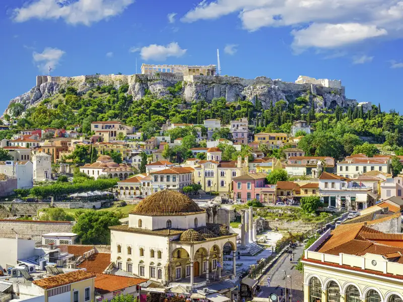Auf unserer Gruppenreise mit Studiosus bewundern wir den Panoramablick auf die Akropolis und die Altstadt von Athen. Die antiken Wunder sind ein Highlight jeder Rundreise durch Griechenland.