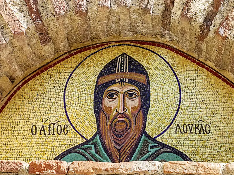 Auf unserer Gruppenreise mit Studiosus bewundern wir das Mosaik des Heiligen Lukas mit Heiligenschein in dem byzantinischen Kloster Hosios Loukas eine kunsthistorische Leistung, die auf der Rundreise besichtigt wird.