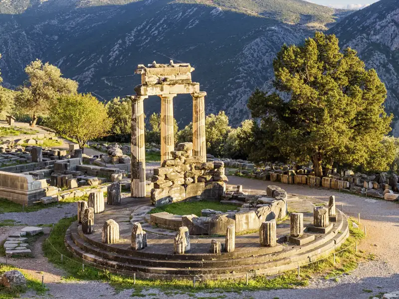 Auf unserer Gruppenreise mit Studiosus besichtigen wir die Ruinen des Tholos der Athena Pronaia in der UNESCO-Welterbestätte Delphi, ein Höhepunkt der Kulturreise durch das klassische Griechenland.