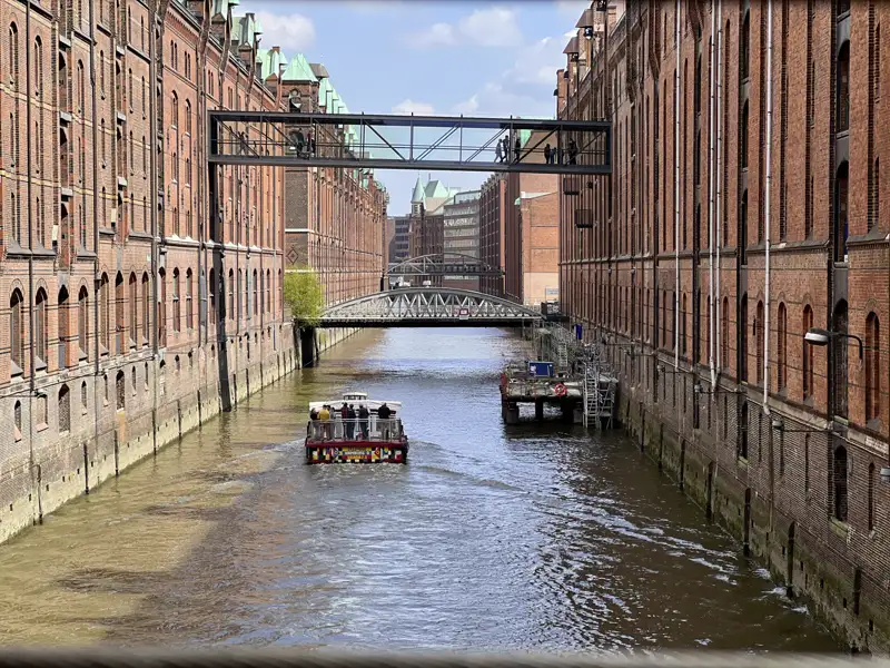 Auf unserer Gruppenreise mit Studiosus machen wir eine Fleetfahrt  durch die Kanäle der Hamburger Speicherstadt vorbei an den typischen roten Backsteingebäuden und Brücken.