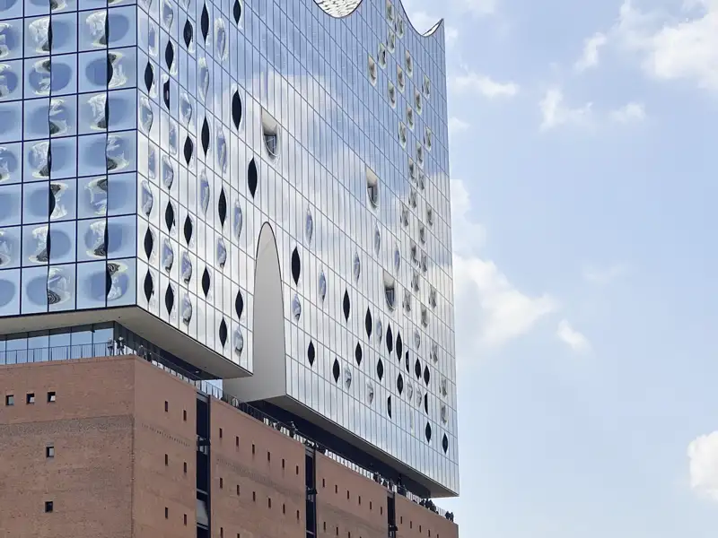 Auf unserer Gruppenreise mit Studiosus bewundern wir diese Nahaufnahme der modernen Architektur der Elbphilharmonie in Hamburg. Ein Highlight jeder Rundreise nach Hamburg.