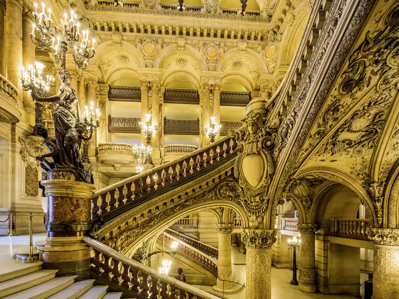 Auf unserer Gruppenreise mit Studiosus bewundern wir die prunkvolle Haupttreppe im Palais Garnier. Ein Highlight jeder Eventreise nach Paris