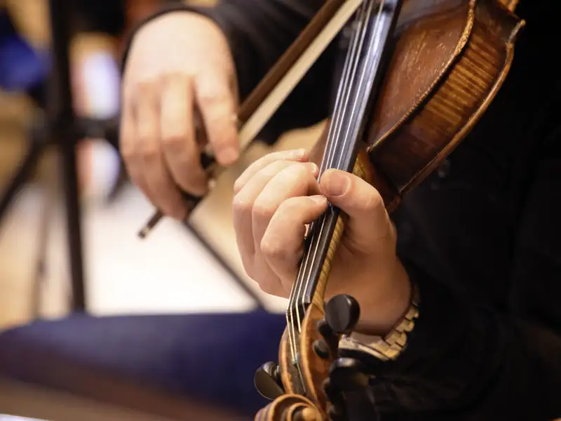 Auf unserer Eventreise mit Studiosus erleben wir die Musiker der Oper hautnah. Ein unvergessliches Highlight Ihrer Gruppenreise.