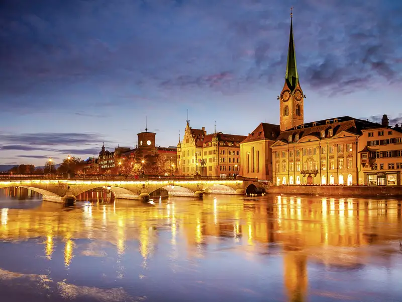 Auf unserer Gruppenreise mit Studiosus bewundern wir die abendliche Ansicht der Zürcher Altstadt mit den Kirchen Fraumünster und St. Peter, ein Highlight jeder Städtereise in die Schweiz