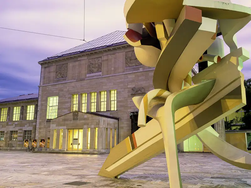 Eine große, abstrakte Skulptur auf dem Vorplatz des Haus der Kunst in Zürich ist Teil unserer Gruppenreise mit Studiosus. Das größte Kunstmuseum der Schweiz ist ein Highlight unserer Städtereise nach Zürich