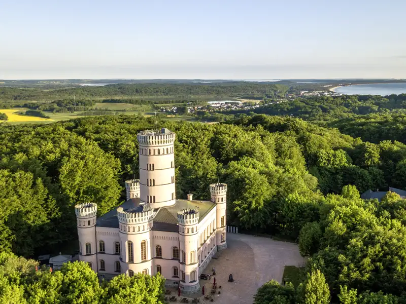 Auf unserer Gruppenreise mit Studiosus bewundern wir das Jagdschloss Granitz auf Rügen, dessen Besichtigung einen weiten Blick über die Insel und die Ostsee ermöglicht.