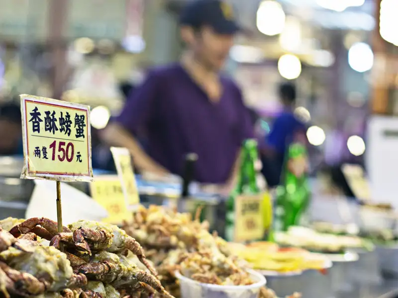 Auf unserer Gruppenreise mit Studiosus machen wir Halt in Taipei, das für sein köstliches Streetfood auf den Nachtmärkten berühmt ist - ein Highlight jeder Rundreise durch China