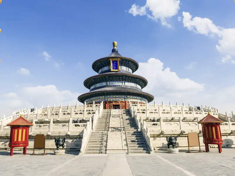 Wir besuchen bei unserer Familienreise von Studiosus nach China den Himmelstempel (UNESCO-Welterbe) in Beijng. Ein ruhiger Ort in dieser Wahnsinnsstadt.