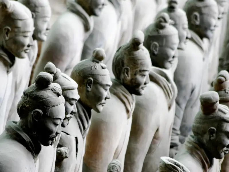 Bei Xian steht die berühmte Terrakotta-Armee vor uns stramm, die seit mehr als 2000 Jahren das Grab des ersten chinesischen Kaisers bewacht – ein Highlight unserer Studienreise durch China.
