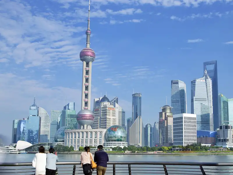 Auf unserer Gruppenreise mit Studiosus machen wir einen Stopp in der Hafenstadt Shanghai und bummeln über die Uferpomendae Bund und genießen den Blick auf die Wolkenkratzer-Skyline von Pudong. Dies ist ein Highlight jeder Rundreise durch China.