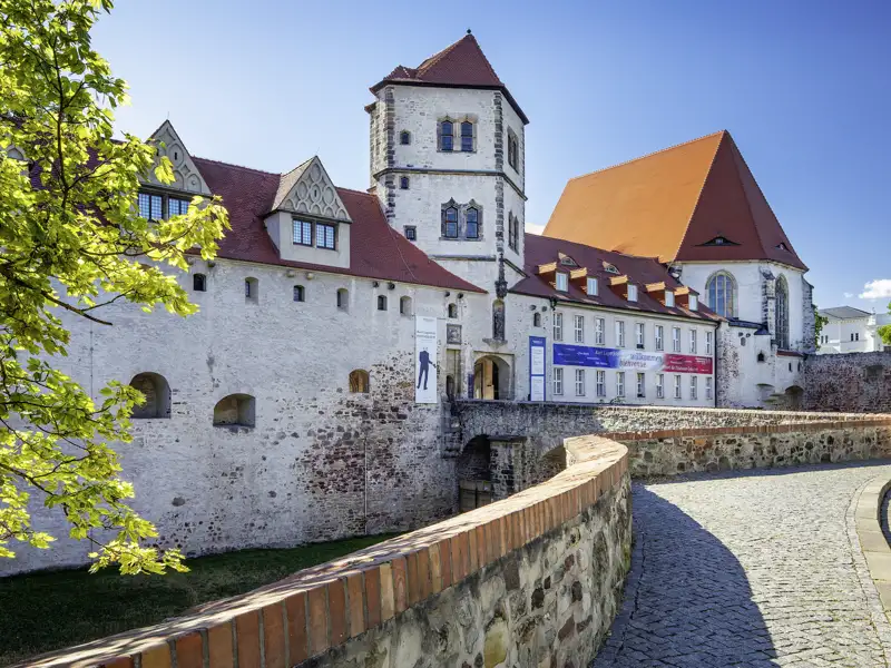 Sonniger Blick auf die historische Moritzburg in Halle (Saale), die über eine Brücke erreichbar ist und das Kunstmuseum beherbergt, ein Highlight jeder Studiosus Gruppenreise.