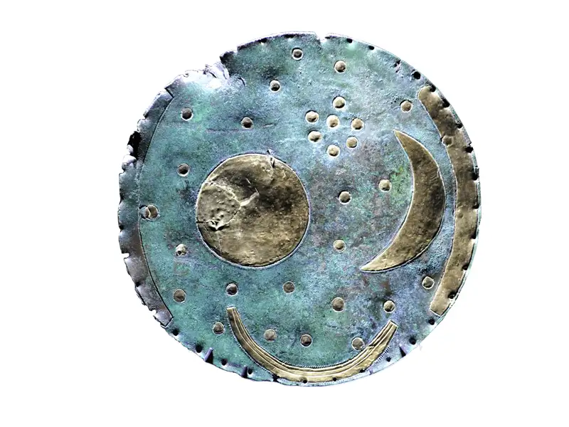 Die Himmelsscheibe von Nebra, die älteste bekannte Darstellung des Kosmos, mit goldenen Symbolen für Sonne, Mond und Sterne, das wir auf unserer Gruppenreise mit Studiosus ansehen.