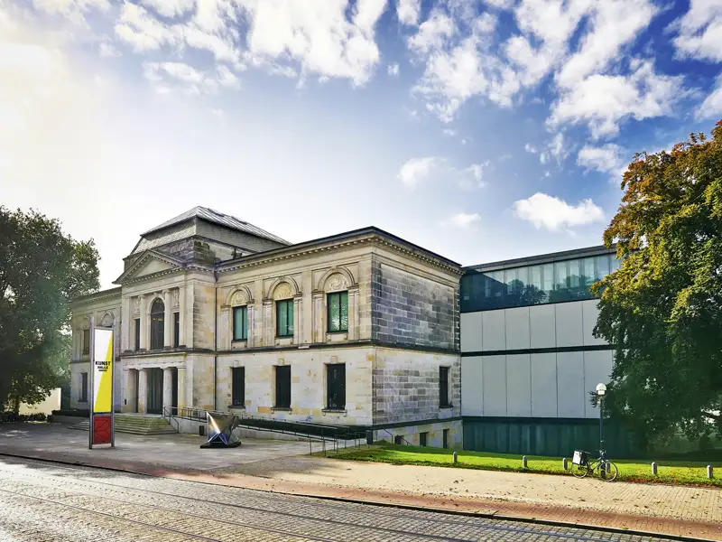 Die historische Fassade des Kunstmuseums Moritzburg in Halle (Saale) neben dem modernen Anbau unter einem blauen Sommerhimmel, ein Highlight auf unserer Gruppenreise mit Studiosus.