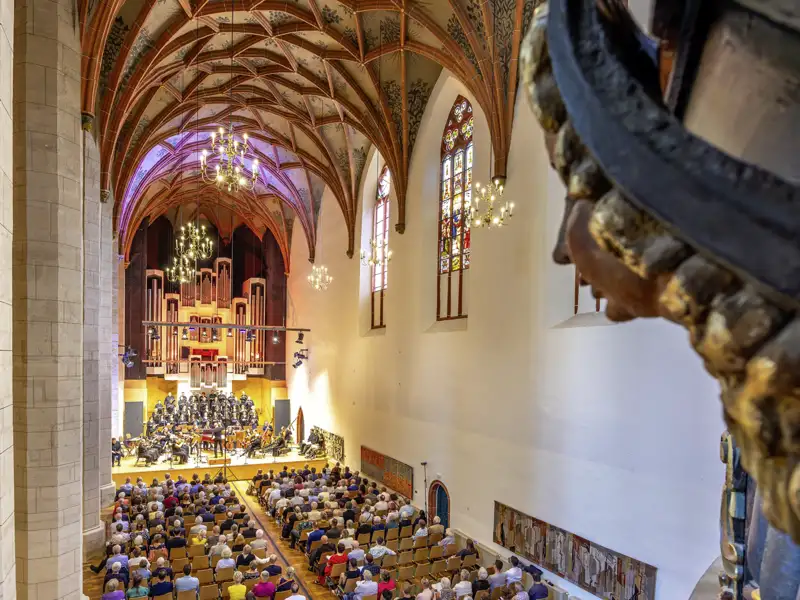 Orchester und Chor bei einem Konzert in der gotischen Konzerthalle Ulrichskirche in Halle (Saale), ein Higlight jeder Studiosus Gruppenreise