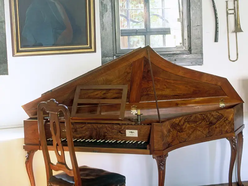 Ein Spinett aus Holz in Eisenach, dass wir während unserer Gruppenreise auf den Spuren von Johann Sebastian Bach bewundern.