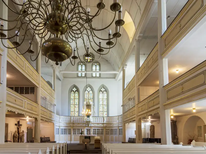 Auf unserer Gruppenreise mit Studiosus bewundern wir den hellenr Innenraum der Bachkirche in Arnstadt mit Blick auf den Altar und die Emporen, ein Highlight unserer Städtereise.