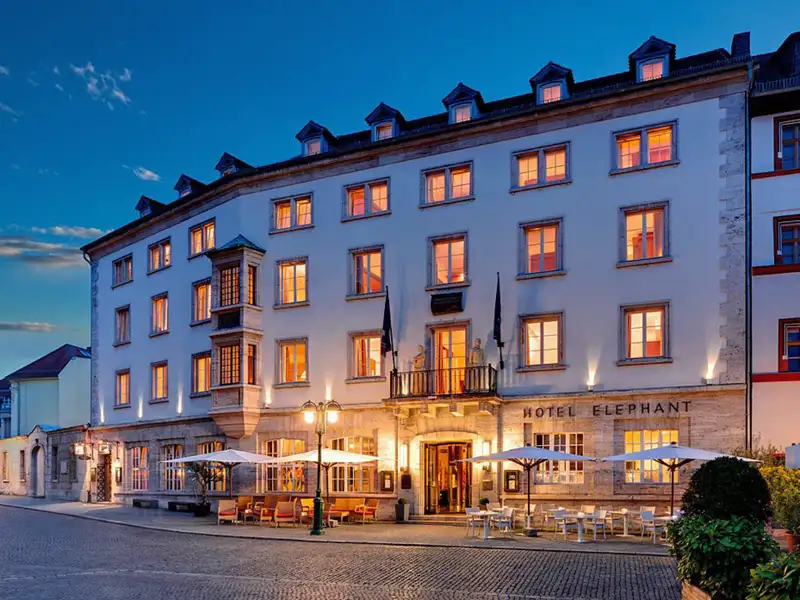 Die beleuchtete Fassade des Hotel Elephant in Weimar, in dem die Gäste während der Reise übernachten.