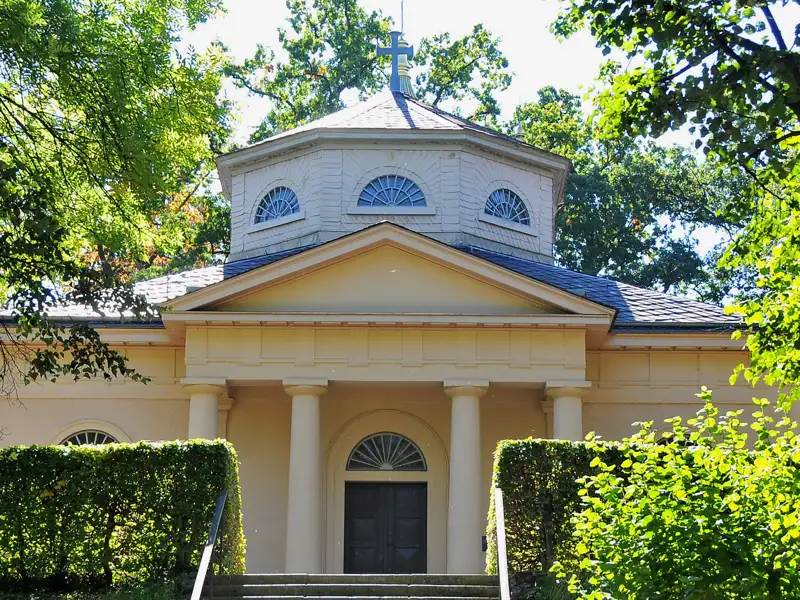 Auf unserer Gruppenreise mit Studiosus entecken wir die Weimarer Fürstengruft in der Goethe und Schiller begraben sind. Es ist ein geschichtliches und kulturelles Highlight unserer Städtereise nach Weimar.