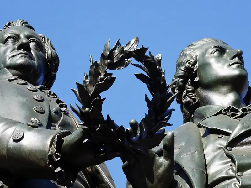 Auf unserer Gruppenreise mit Studiosus bewundern wir das Goethe-Schiller-Denkmal, ein Höhepunkt derStädteeise auf den Spuren der Weimarer Klassik, das die Dichter mit einem Lorbeerkranz zeigt.