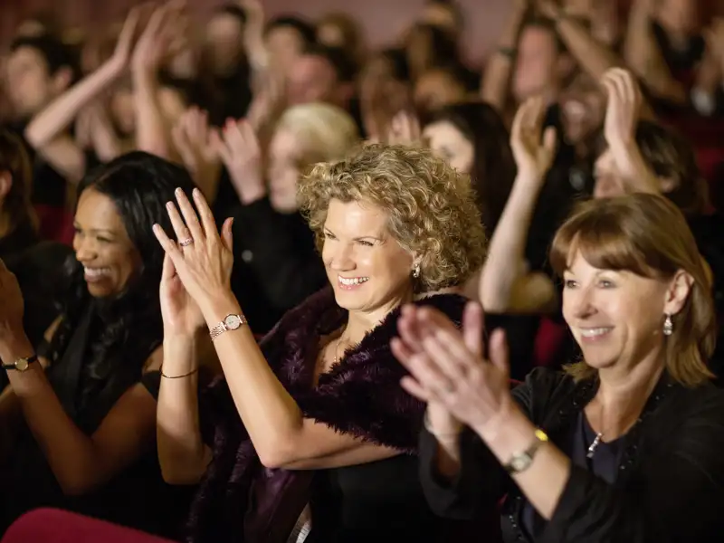 Genießen Sie ein spektakuläres Stück im Theater auf Iher Eventreise