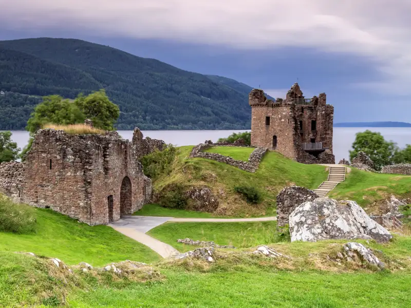 Wenn wir bei unserer gruppenreise mit Studiosus nach Schottland Loch Ness passieren, beflügelt die Legende vom Seeungeheuer unsere Fantasie. Selbst wenn Nessie scheu bleibt, die traumhafte Landschaft zeigt sich gern.