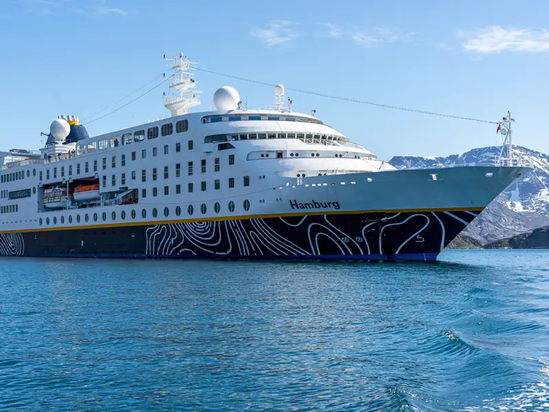 Auf unserer Kreuzfahrt mit der MS Hamburg ein Kreuzfahrtschiff, das besonders für seine familiäre Atmosphäre und exklusive Routen bekannt ist genießen wir die tollen Ausblicke auf die Natur und das Meer.