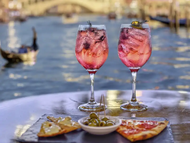 Es gibt viel zu sehen in Venedig – doch auf unserer Reise bleibt auch immer Zeit für eine Pause im Café und auf der Piazza, um dem Alltag zuzuschauen.