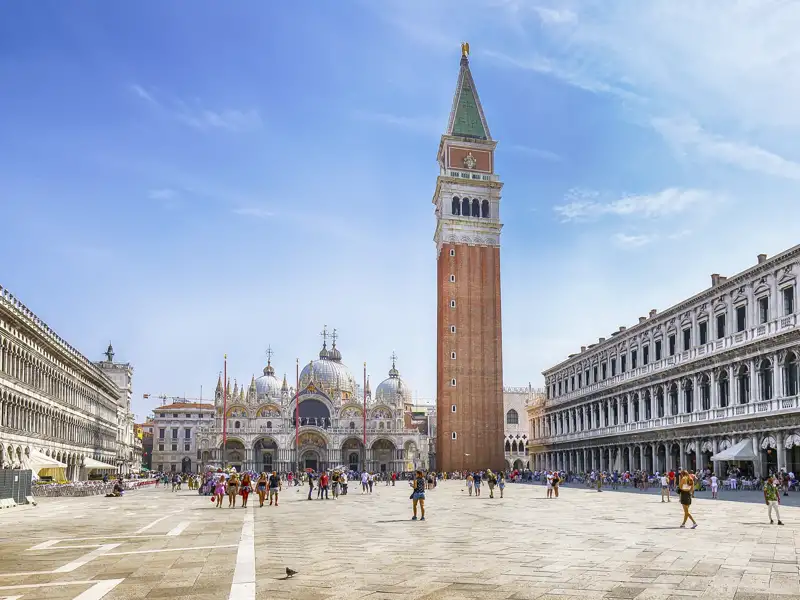 Piazza San Marco in Venedig - Blick auf Basilika und Campanile