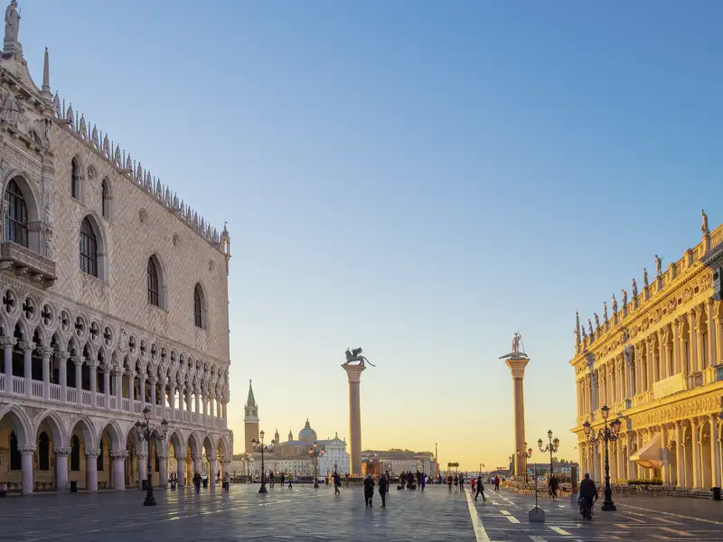 Auf unserer Gruppenreise mit Studiosus genießen wir die Ansicht des Dogenpalastes am Markusplatz in Venedig am Morgen. Der Anblick dieses Meisterwerks ist das Highlight jeder Rundreise.