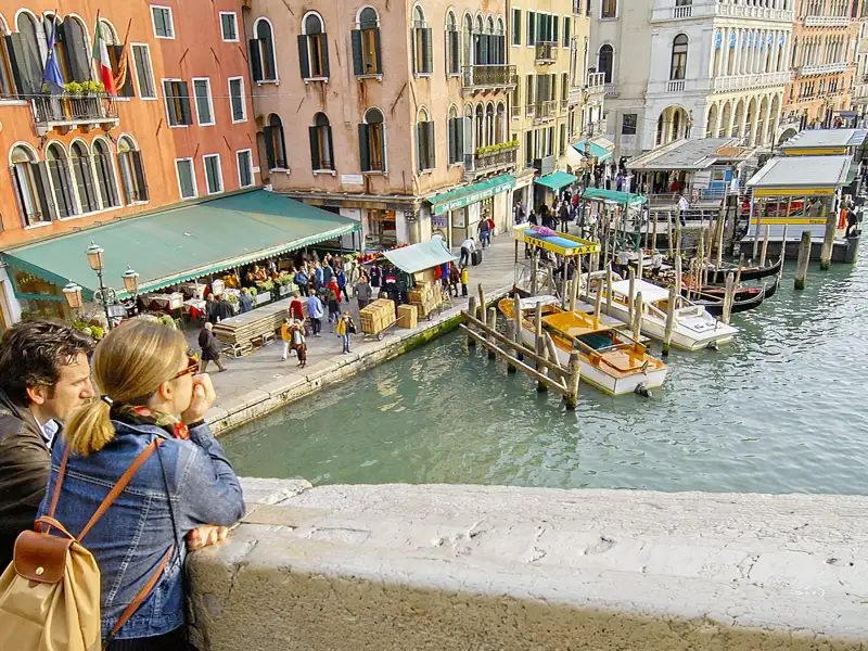 Auf unserer Gruppenreise mit Studiosus genießen wir den Ausblick auf den Canale Grande von der berühmten Canale Grande. Ein Highlight jeder Rundreise durch Venedig