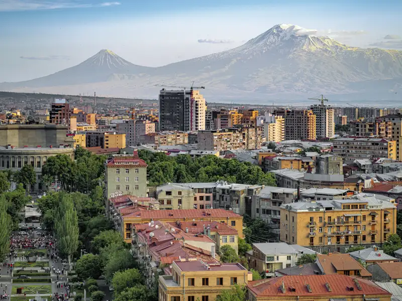 Ein Panoramablick während einer Stadtbesichtigung in Erewan zeigt die Dächer der armenischen Hauptstadt und den Berg Ararat am Horizont.