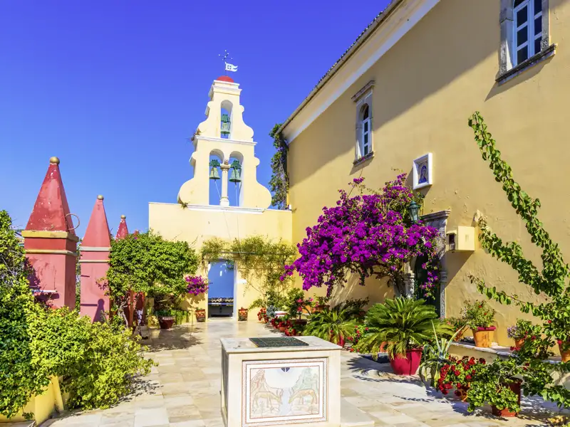 Auf unserer me&more-Singlereise erleben wir nicht nur die schöne Natur der Insel, wir sind auch unterwegs zu Klöstern und antiken Stätten.