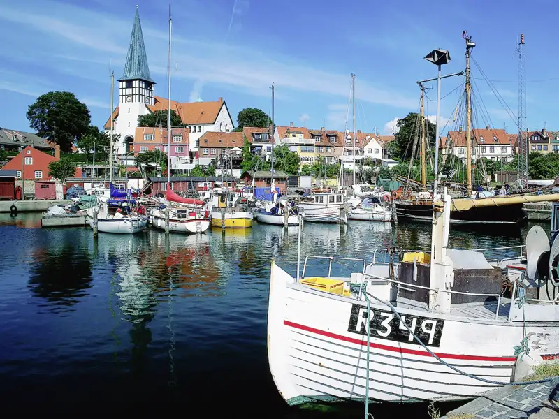 Auf unserer Kreuzfahrt nach Skandinavien besuchen wir Bornholm in Dänenmark. Wir verbringen Zeit in dem malerischen Hafen und genießen den Ausblick.