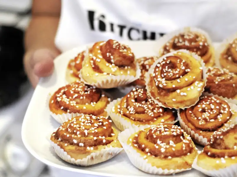 Bei unserer Gruppenreise mit Studiosus nach Skandinavien reichen wir oft schon in der Frühe den verführerischen Duft von Zimtschnecken.