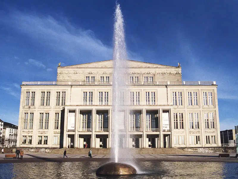 Auf unserer Gruppenreise mit Studiosus bewundern wir die Staatsoper in Leipzig an einem sonnigen Tag, ein kulturelles Highlight unserer Eventreise.