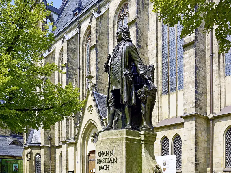 Auf unserer Gruppenreise mit Studiosus entecken wir das bronzene Denkmal von Johann Sebastian Bach vor der gotischen Thomaskirche in Leipzig, ein ein Highlight jeder Städtereise nach Leipzig