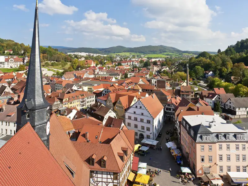 Auf unserer Rundreise mit Studiosus genießen wir den Weitblick über eine die Fachwerkstadt Schmalkalden mit roten Dächern und einer Kirche, ein Highlight jeder Städtereise.