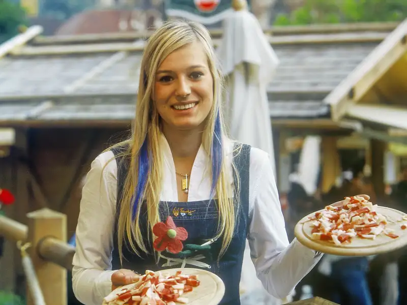 Auch ein Picknick mit Speck, Almkäse und Bauernbrot darf bei der Reise durch das Trentino nicht fehlen.