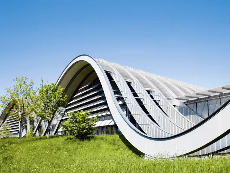 Das Zentrum Paul Klee in Bern, dessen wellenförmige Architektur von Renzo Pianowir auf unserer Rundreise in die Schweiz bewundern.