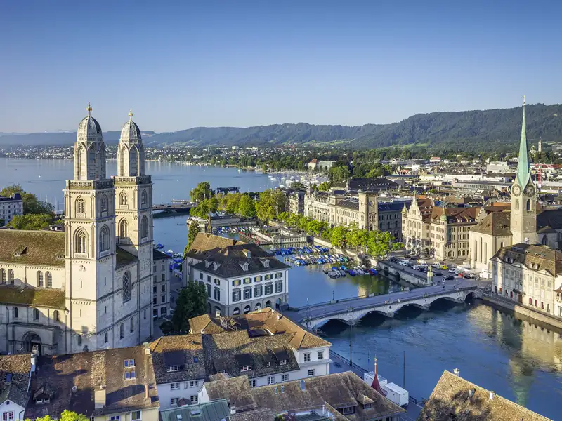 Zürichs Altstadt von oben mit Grossmünster und Fraumünster an der Limmat, im Hintergrund der Zürichsee, welchen wir bei unserer Studiosus Gruppenreise in die Schweiz bewundern.