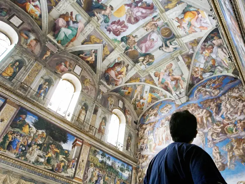Auf unserer Gruppenreise mit Studiosus bewundern wir die Deckenmalereien und das Jüngste Gericht in der Sixtinischen Kapelle. Diese Kunstwerke von Michelangelo sind die Höhepunkte unserer Studienreise nach Rom