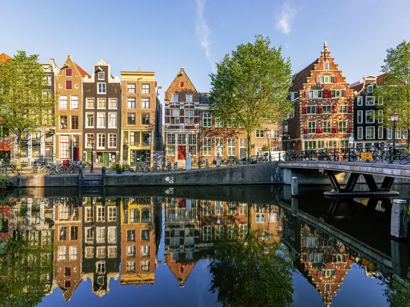 Ein Höhepunkt jeder Reise in die Niederlande ist ein Besuch in Amsterdam. Eine Bootsfahrt oder ein Spaziergang am Grachtengürtel entlang versprechen unzählige schöne Fotomotive.
